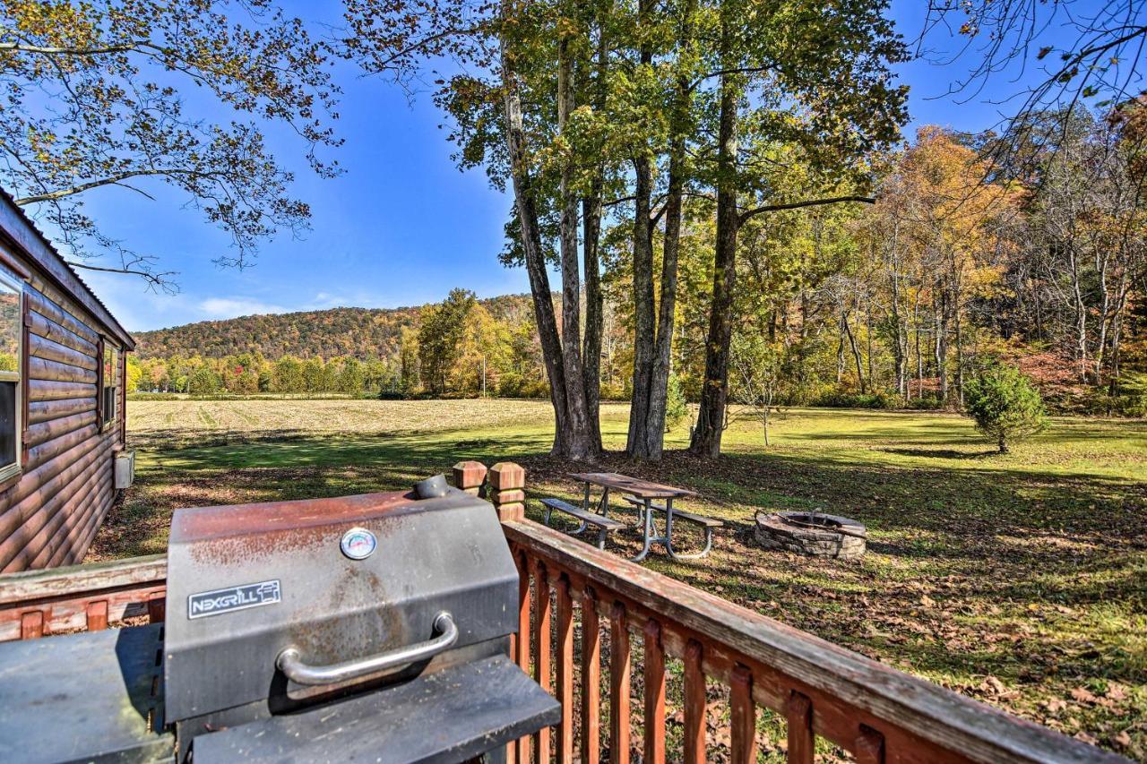 Rural Cabin Hideaway With Fire Pit And Mtn Views! Parsons Bagian luar foto